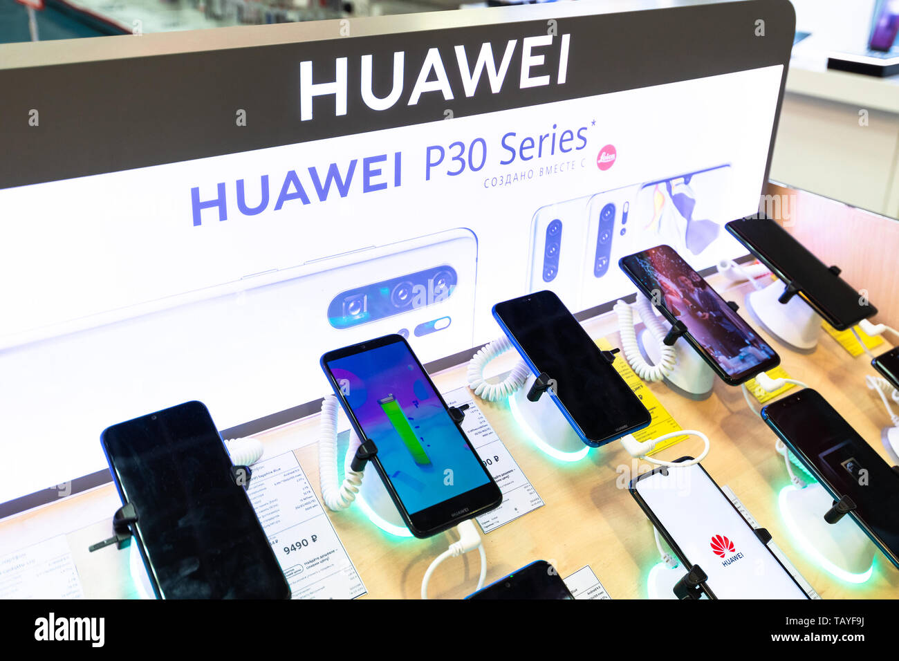 Moskau, Russland - Mai 15.2019. Huawei Handys im Schaufenster in MVideo store Stockfoto