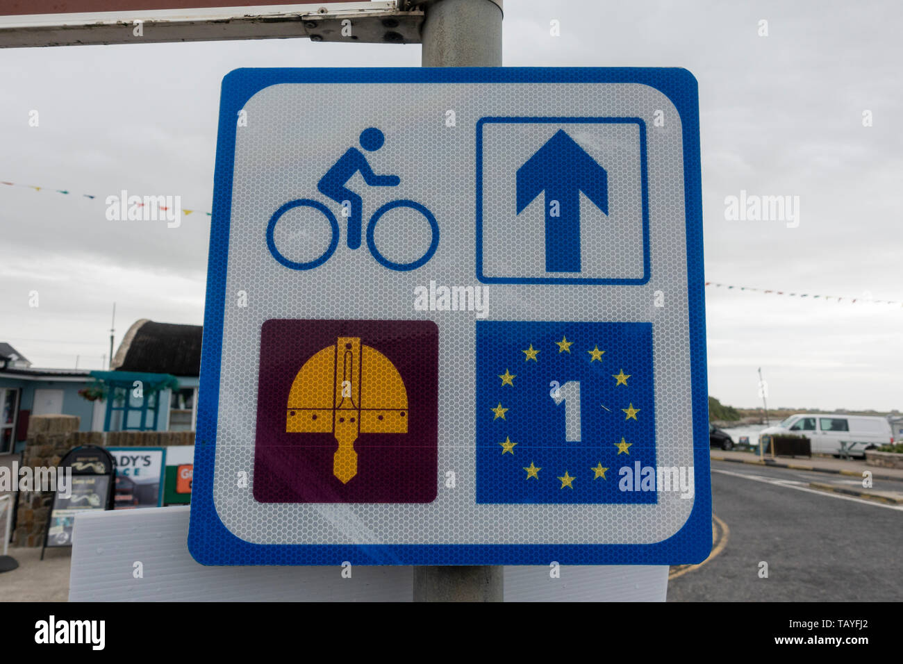 Ein Schild zeigt die Norman Way und EuroVelo 1 Radweg in der Grafschaft Wexford, Irland. Stockfoto
