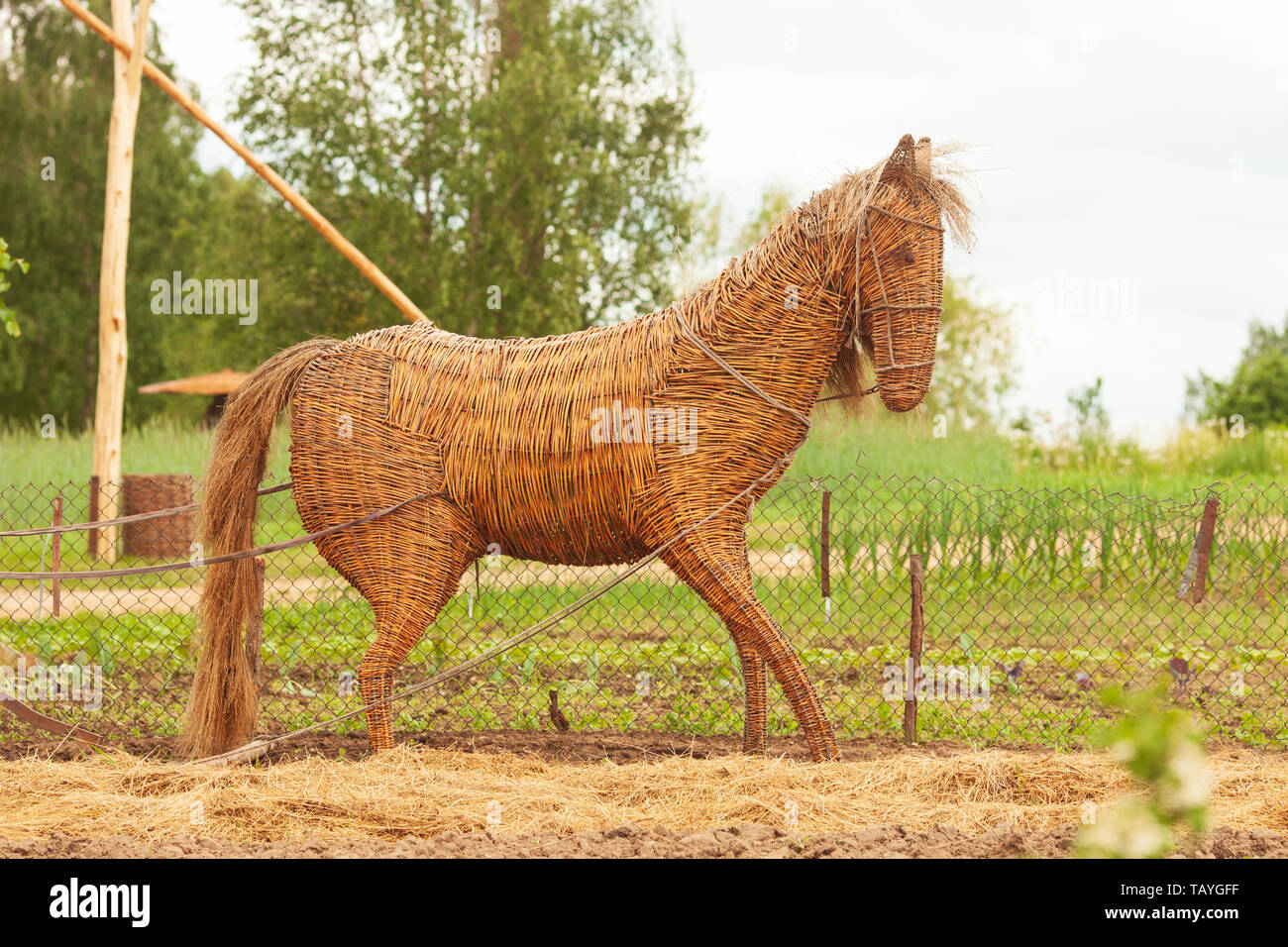 Stroh Pferd Garten Skulptur In Einer Farm In Litauen Stockfoto