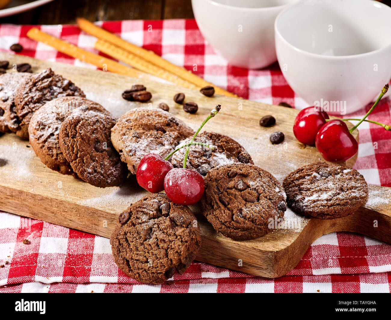 Oatmeal chocolate Cookies Snack und Cherry cupcake Frühstück Stockfoto