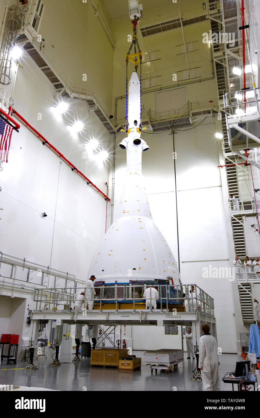 Techniker arbeiten auf dem Test Version der NASA Orion crew Modul mit dem Launch Abort System angeschlossen im Kennedy Space Center, 18. Mai 2019 in Cape Canaveral, Florida. Die Orion Test überprüft die LAS Sie steuern die Crew Modul und Astronauten zu Sicherheit, wenn ein Notfall während des Aufstiegs auf dem Space Launch Rocket System auftritt. Stockfoto