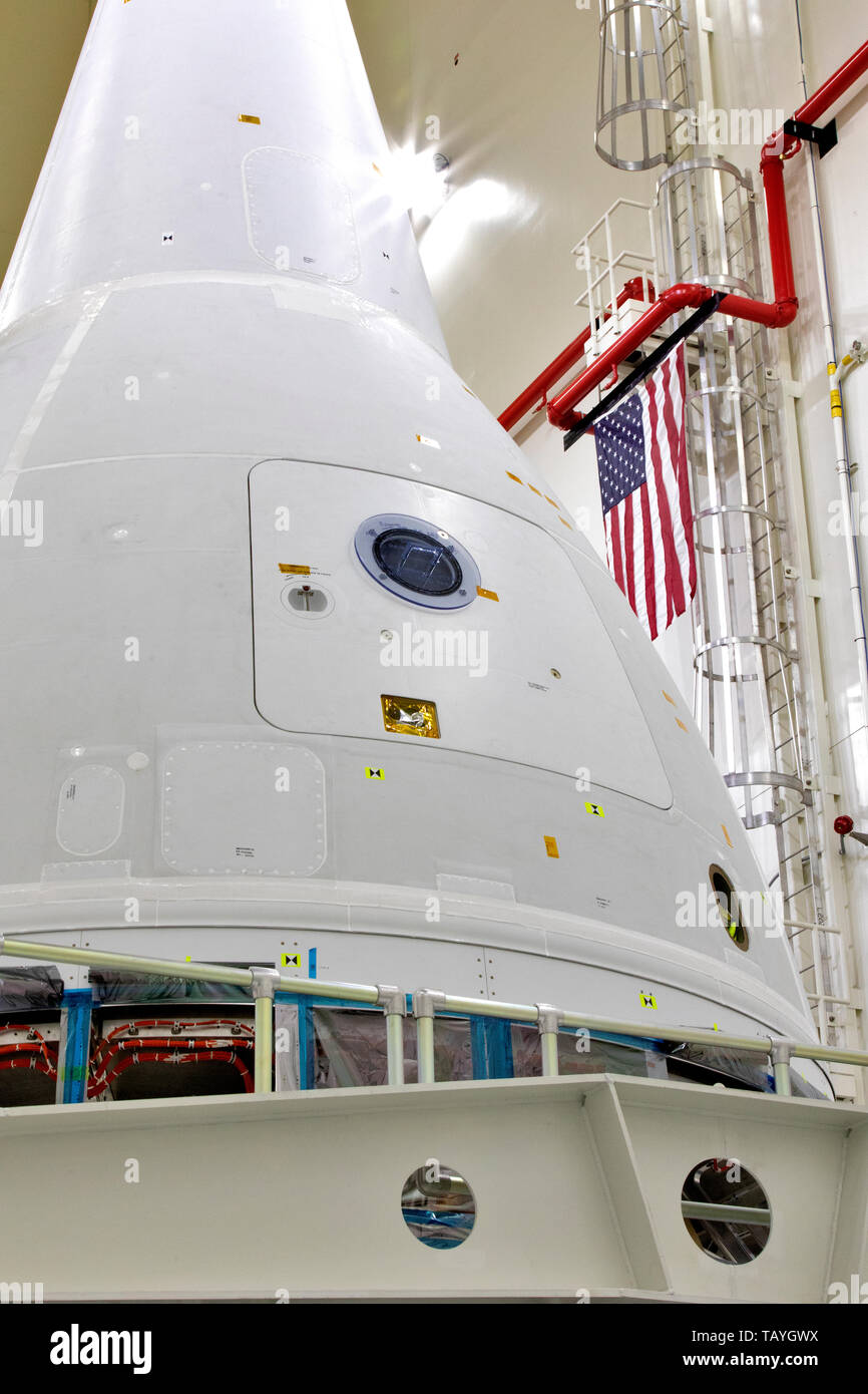 Techniker arbeiten auf dem Test Version der NASA Orion crew Modul mit dem Launch Abort System angeschlossen im Kennedy Space Center, 18. Mai 2019 in Cape Canaveral, Florida. Die Orion Test überprüft die LAS Sie steuern die Crew Modul und Astronauten zu Sicherheit, wenn ein Notfall während des Aufstiegs auf dem Space Launch Rocket System auftritt. Stockfoto