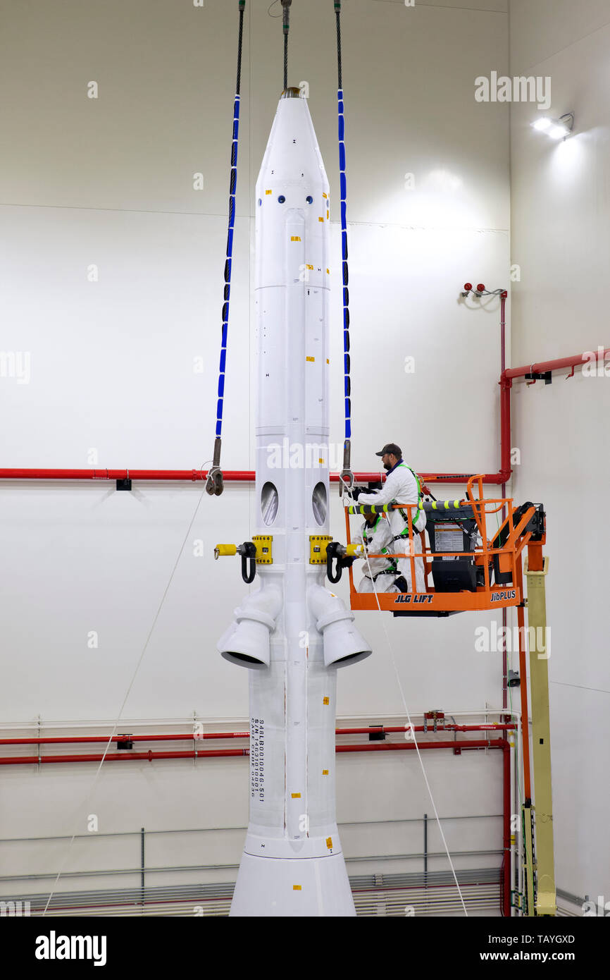 Techniker arbeiten auf dem Test Version der NASA Orion crew Modul mit dem Launch Abort System angeschlossen im Kennedy Space Center, 18. Mai 2019 in Cape Canaveral, Florida. Die Orion Test überprüft die LAS Sie steuern die Crew Modul und Astronauten zu Sicherheit, wenn ein Notfall während des Aufstiegs auf dem Space Launch Rocket System auftritt. Stockfoto