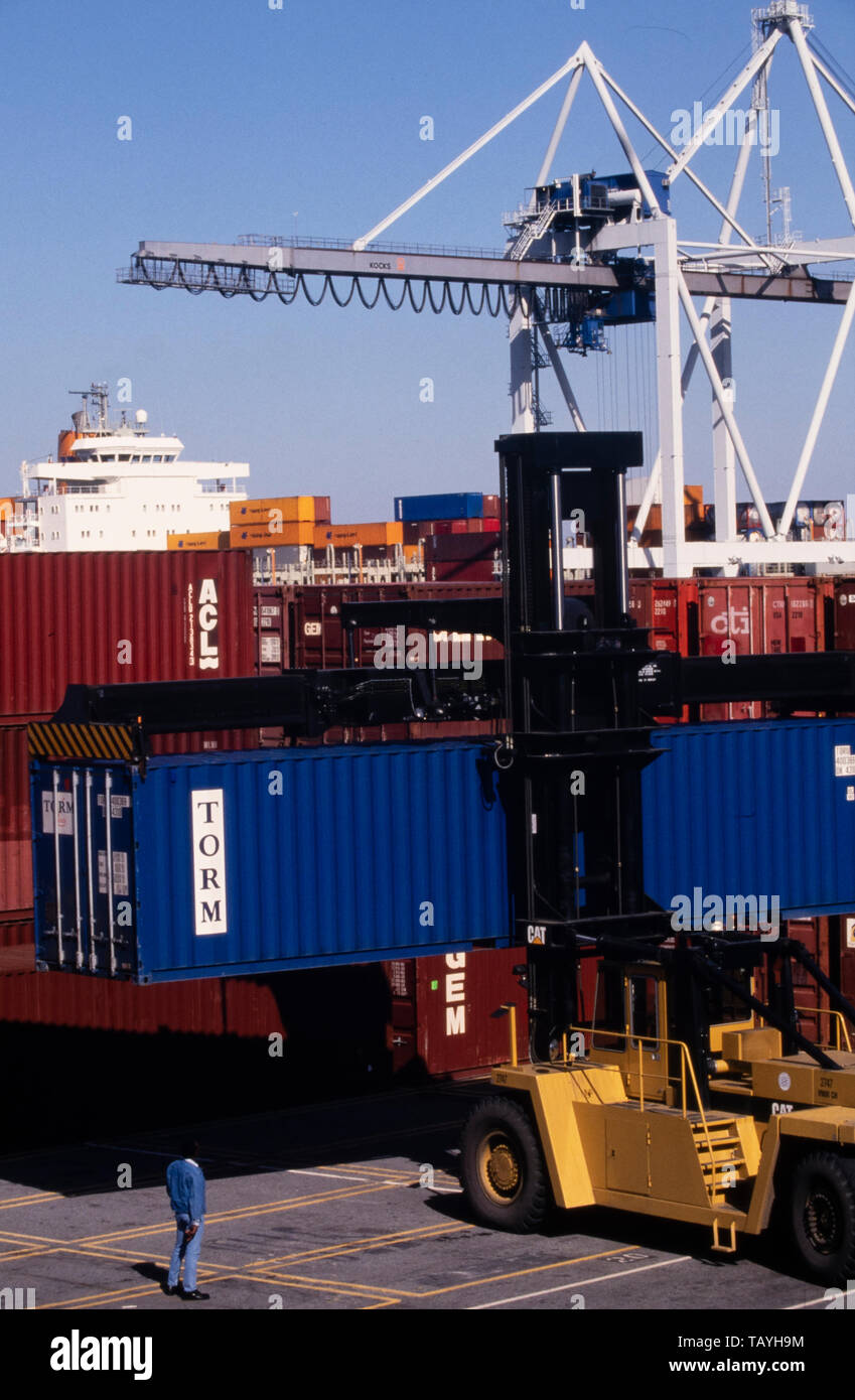 Containerisierte Fracht Be- und Entladen im Hafen von Savannah, Georgia Stockfoto
