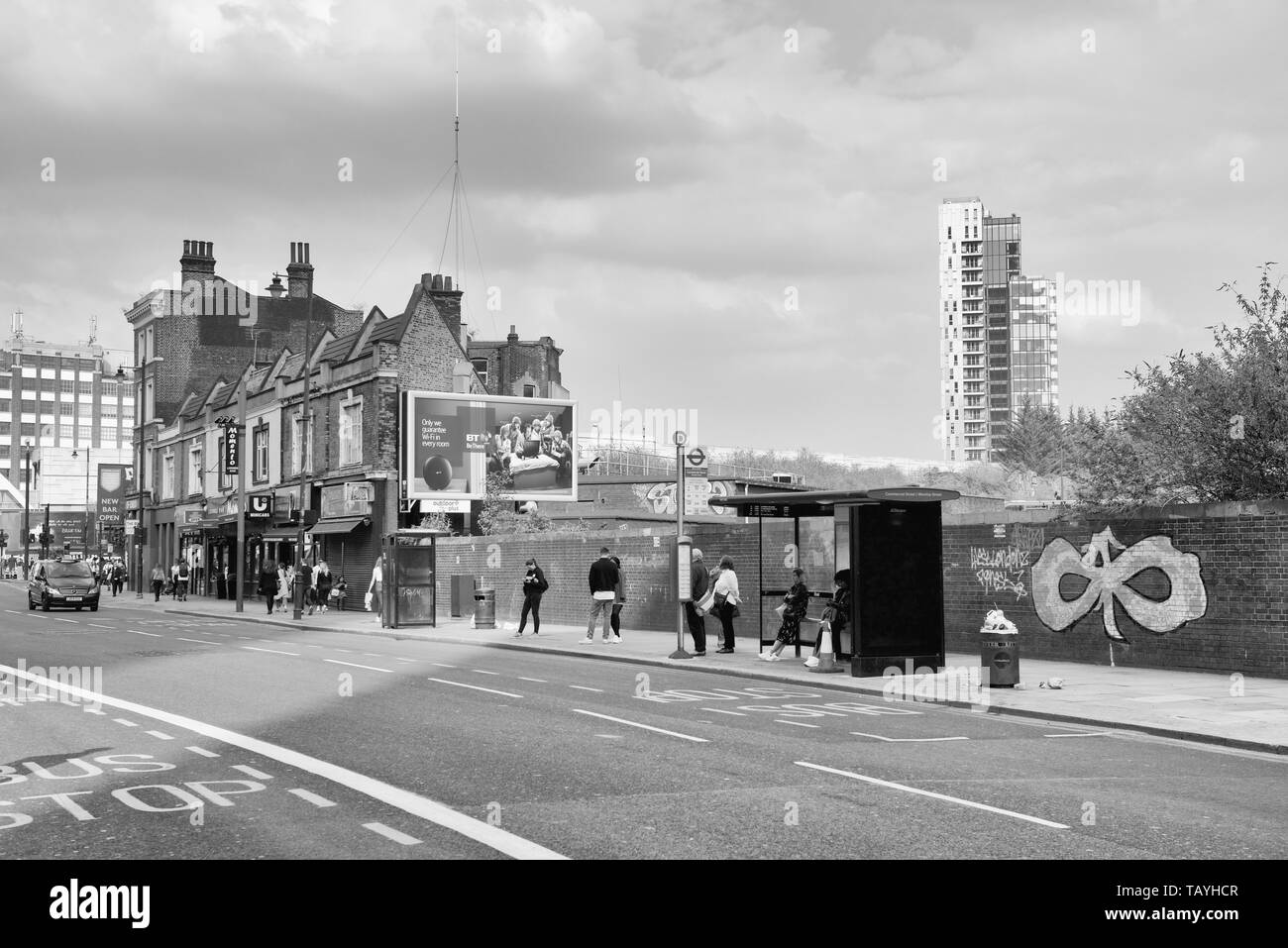 Shoreditch High Street in London zeigen die Alte und die Neue Stockfoto