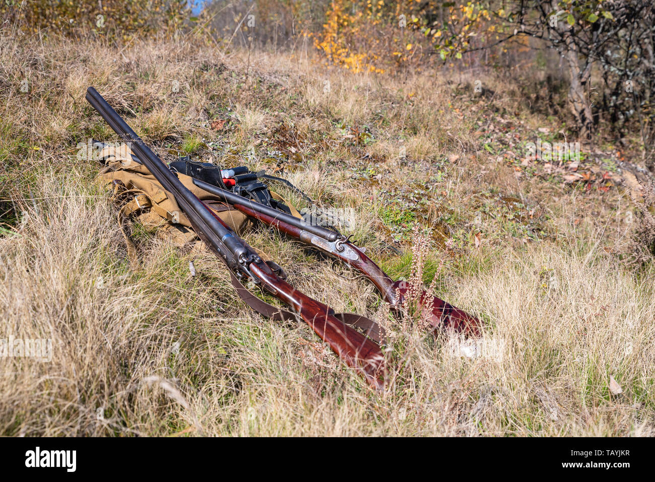 Jagd Lieferungen und Ausrüstung, die auf dem Boden im Wald Stockfoto