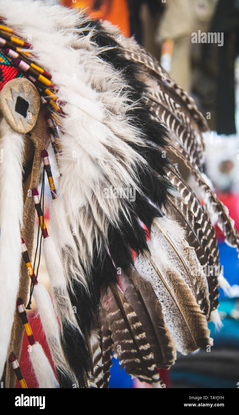 Detail der traditionellen zeremoniellen native american gefiederten Kopfbedeckungen genannt warbonnet Stockfoto