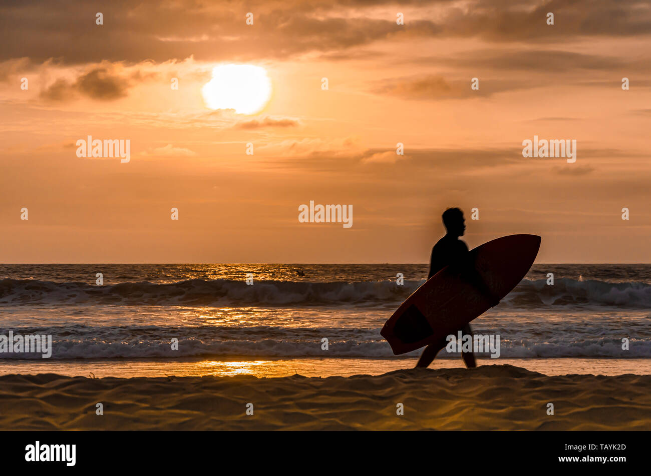 Dämmerung am Strand von Surfers im pazifischen Ozean. mountain Ecuador Stockfoto