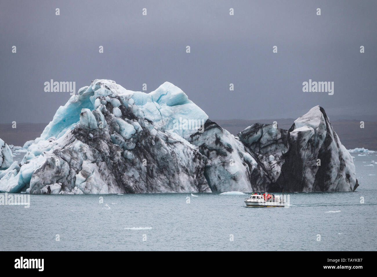 Riesiger Eisberg und resque Boot in Island Jokulsarlon Stockfoto