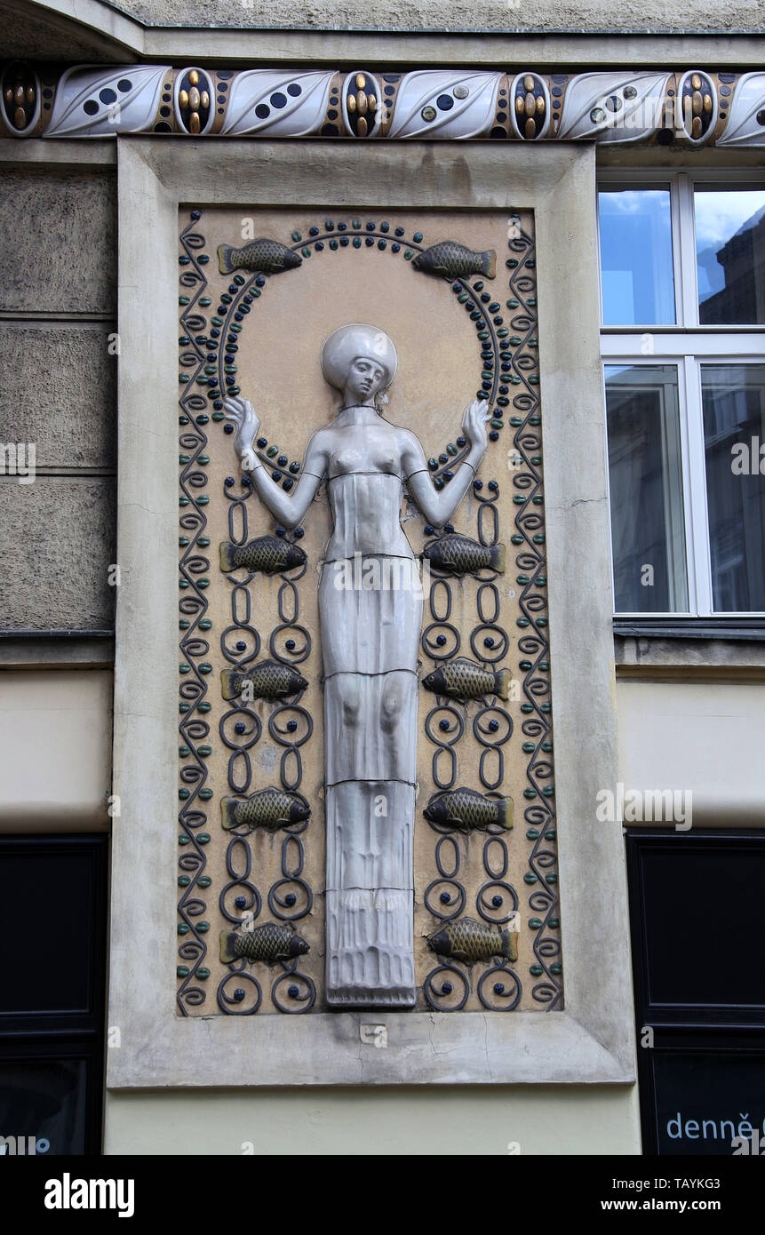 Jugendstil Panels von Keramiker Richard Luksch auf ein Wohnhaus in Prag Stockfoto