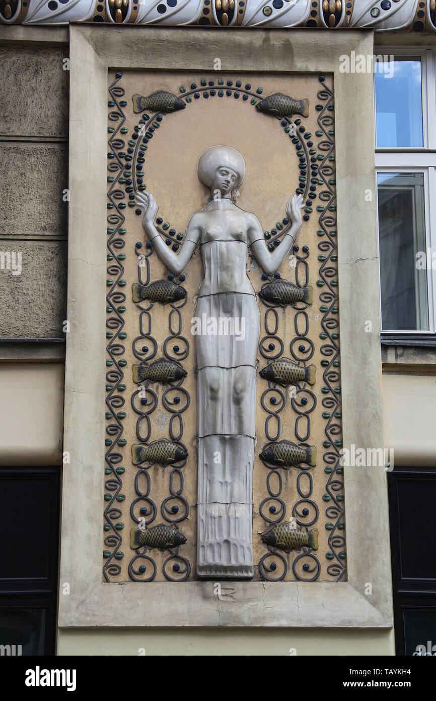 Jugendstil Panels von Keramiker Richard Luksch auf ein Wohnhaus in Prag Stockfoto