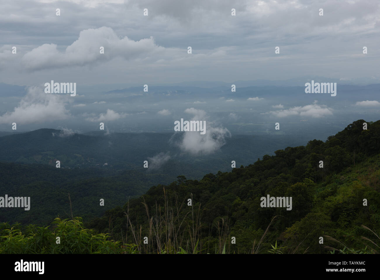 Blick auf die Umgebung vom Berg aus Sicht von Mon Cham, Provinz Chiang Mai, Thailand gesehen Stockfoto