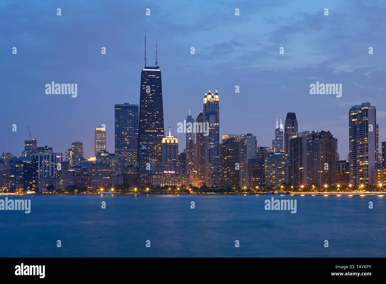 Skyline von Chicago an der blauen Stunde, von der North Beach, Chicago, Illinois, United States Stockfoto