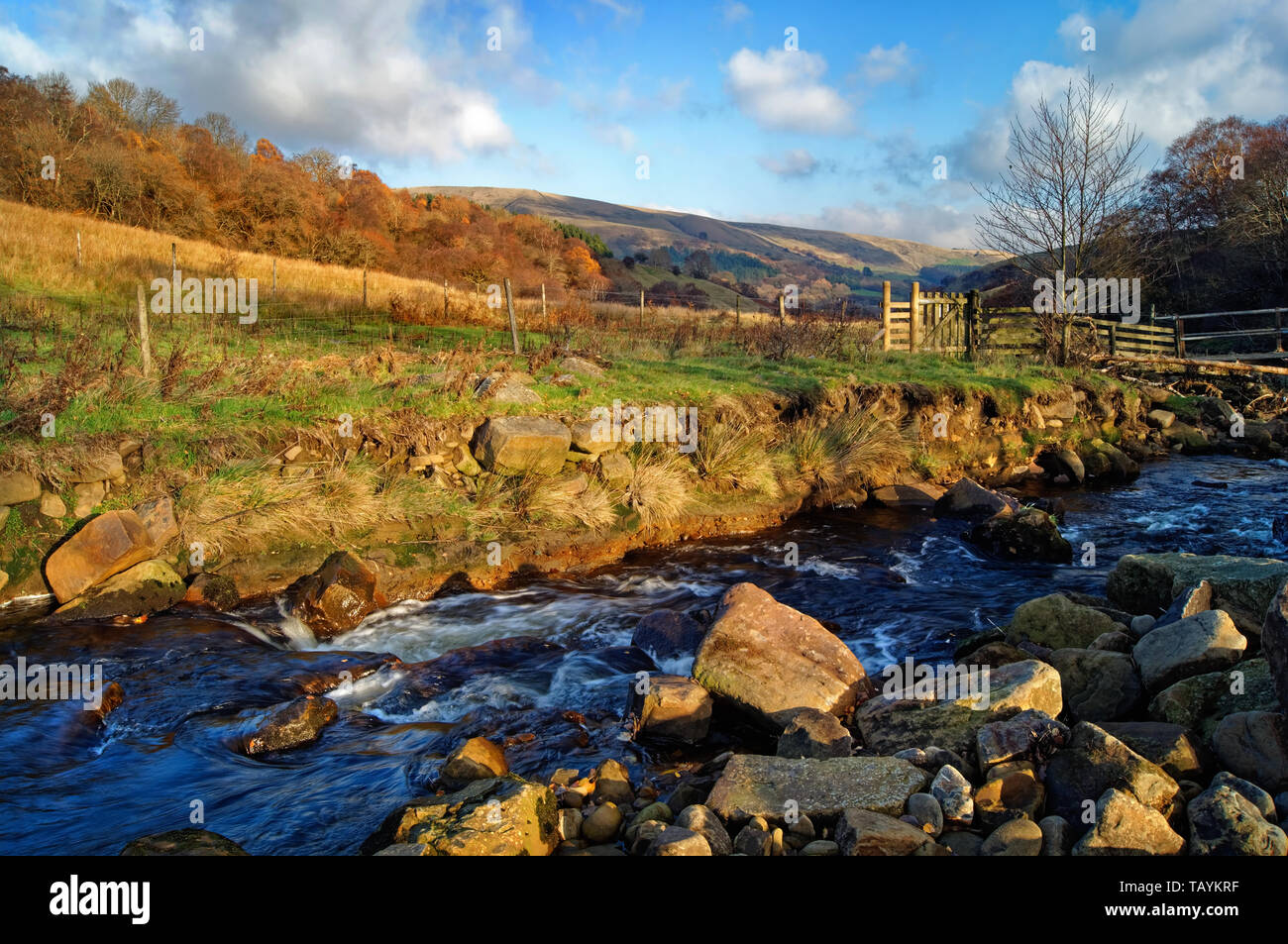 Großbritannien, Derbyshire, Peak District, Fluss in der Nähe von Ashop Blackden Bach nach Osten in Richtung Alport Burgen Stockfoto