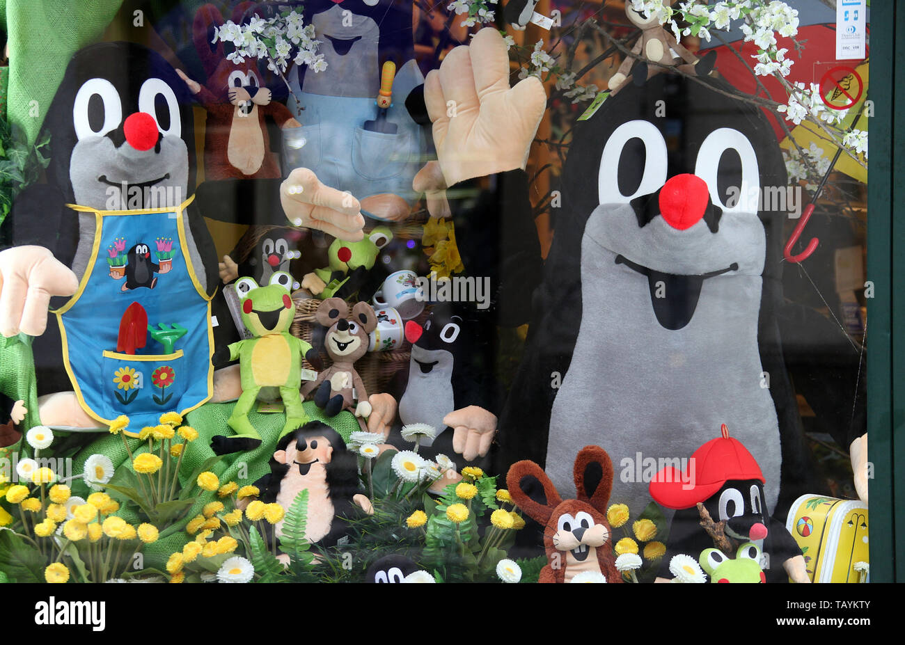 Der kleine Maulwurf Krtek in einem Toy Shop Fenster Stockfoto