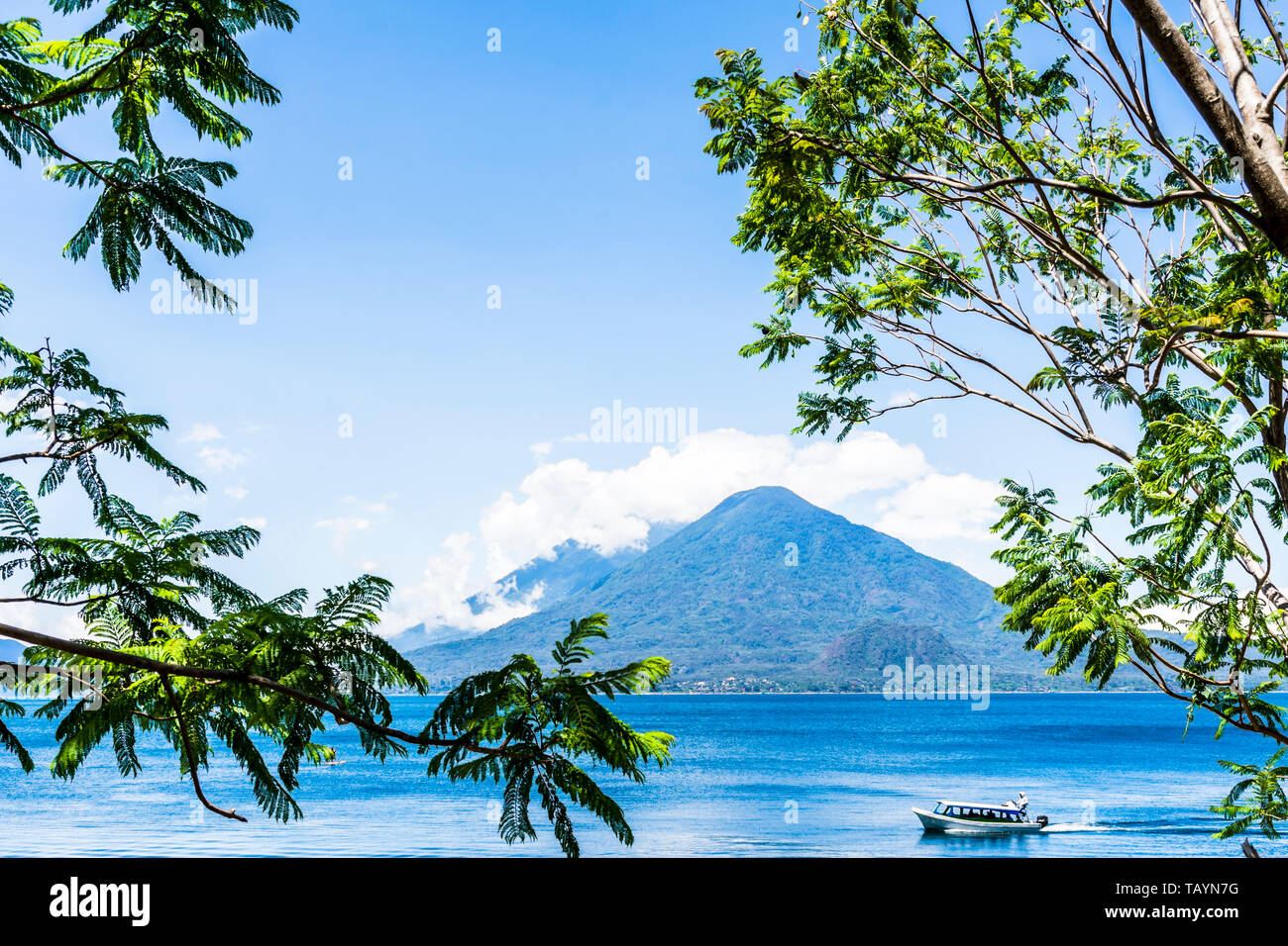 Fahrgastschiff oder öffentlichen Wassertaxi Kreuzfahrten auf See mit Toliman & Atitlan Vulkane hinter am Atitlan See, Guatemala Stockfoto