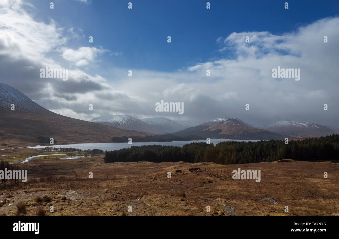 Malerischer Blick auf den See und die Berge an der schottischen Highlands, Schottland, Vereinigtes Königreich Stockfoto