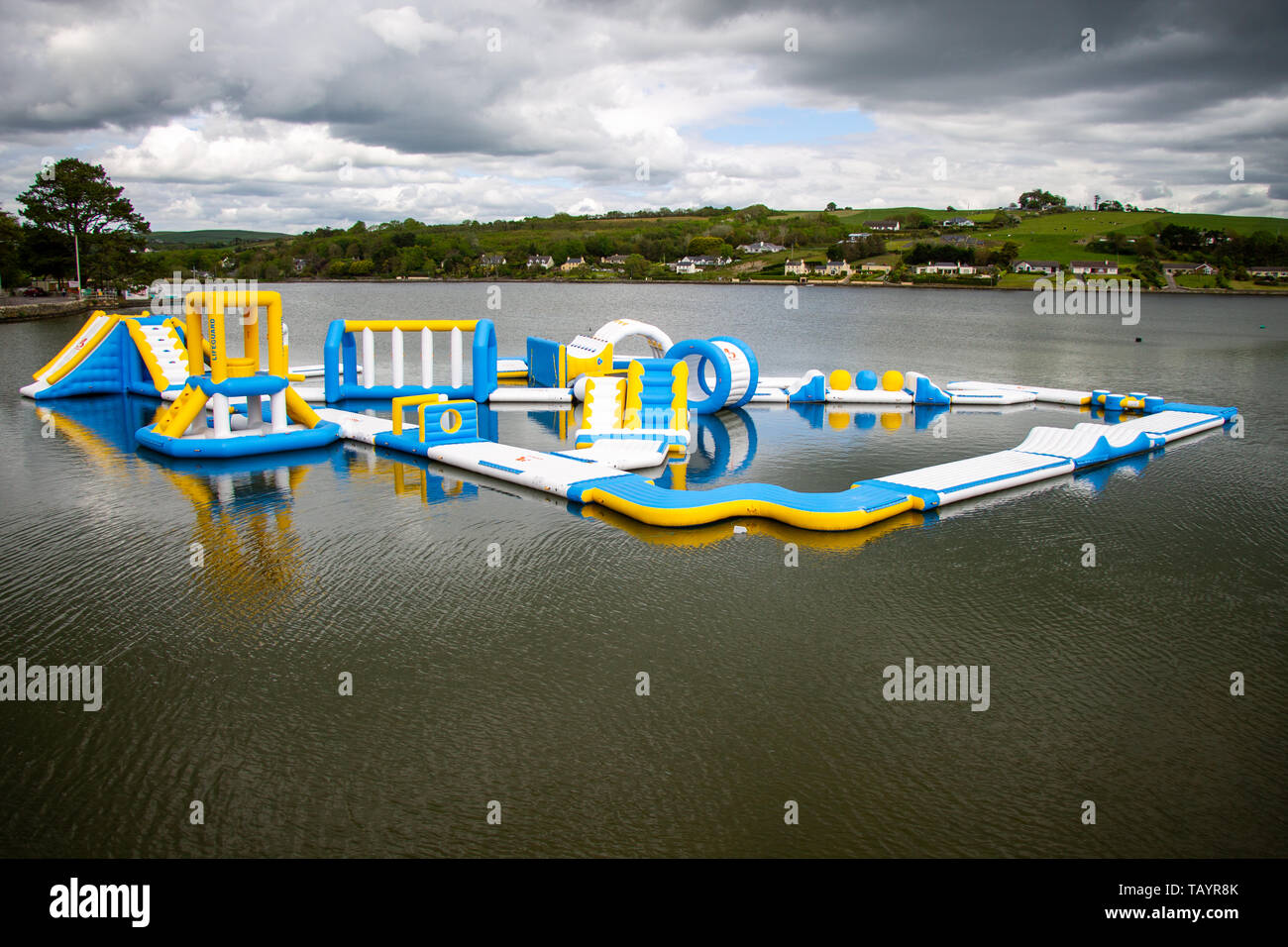 Floating Abenteuer Spielplatz auf einem flachen See unter grauen Wolken Stockfoto