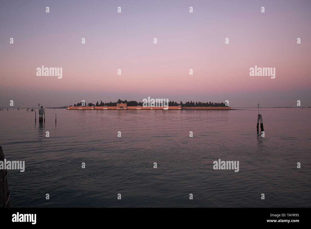 Der Friedhof Insel San Michele, Venedig. In der Abenddämmerung gesehen. Stockfoto