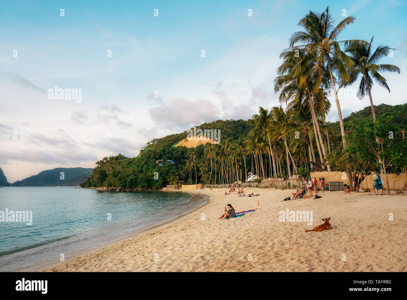 Corong-Corong, Palawan, Philippinen - Januar 31, 2019: Las Cabanas Strand von El Nido bei Sonnenuntergang, Philippinen Stockfoto