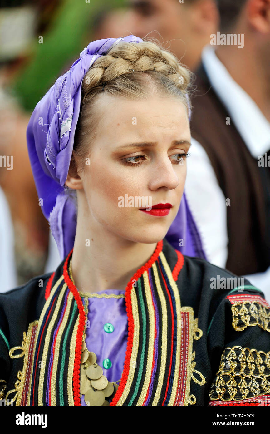 Eine junge serbische Frau im traditionellen Kostüm während Internationale Folklore Festival agra delle Regne", Minturno, Italien gekleidet Stockfoto