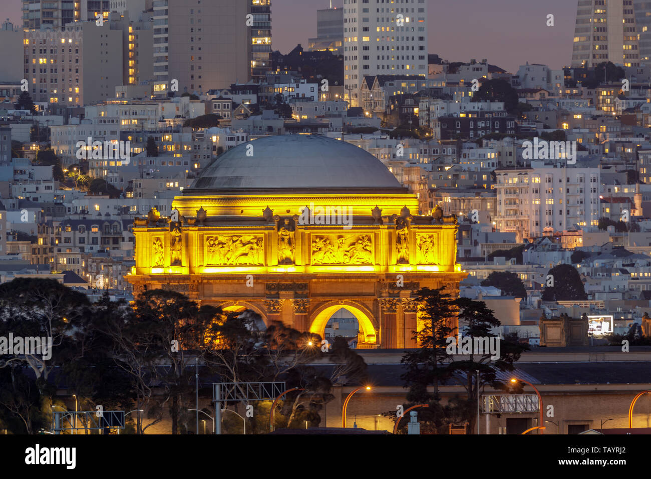 Der Palast der Schönen Künste Glühende im Marina District von San Francisco. Stockfoto