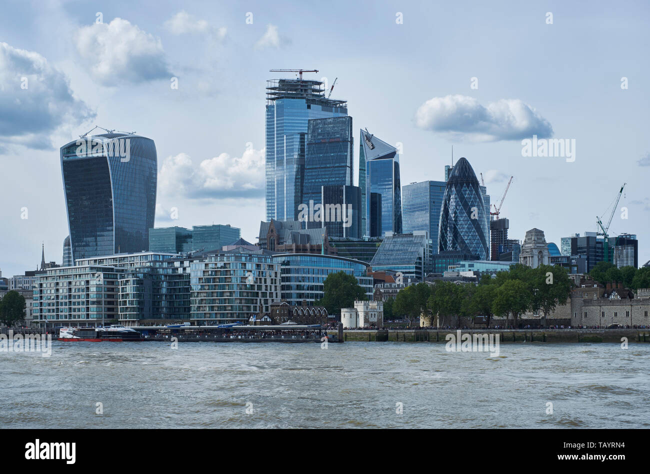 Stadt London Wolkenkratzer, in der Themse gesehen. Auf der rechten Seite sind Teile der Tower von London. Von rechts nach links: Die Gurke (30 St Mary Axe Stockfoto