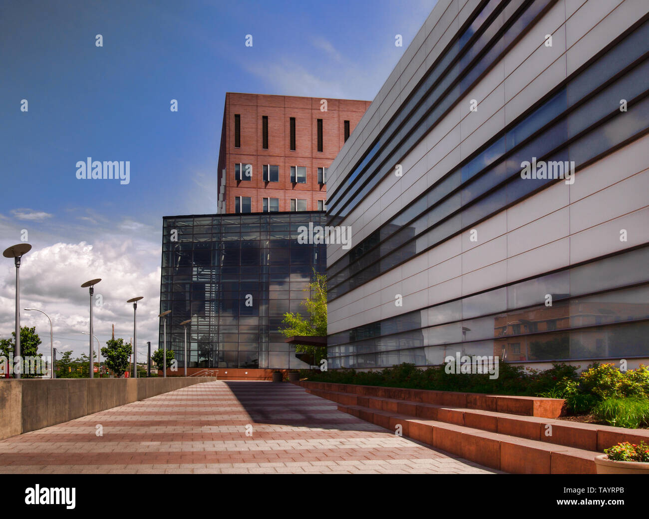 Vor dem Eingang zu einem modernen Bürogebäude Stockfoto