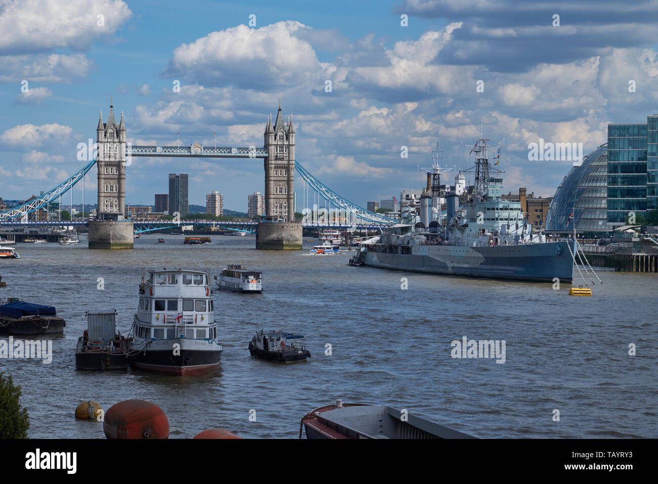 Stadt London: Tower Bridge (abgeschlossen 1894 nach den Entwürfen von Barry & Brunel), HMS Belfast (Zweiter Weltkrieg Light Cruiser für die Royal Navy gebaut) und Stockfoto