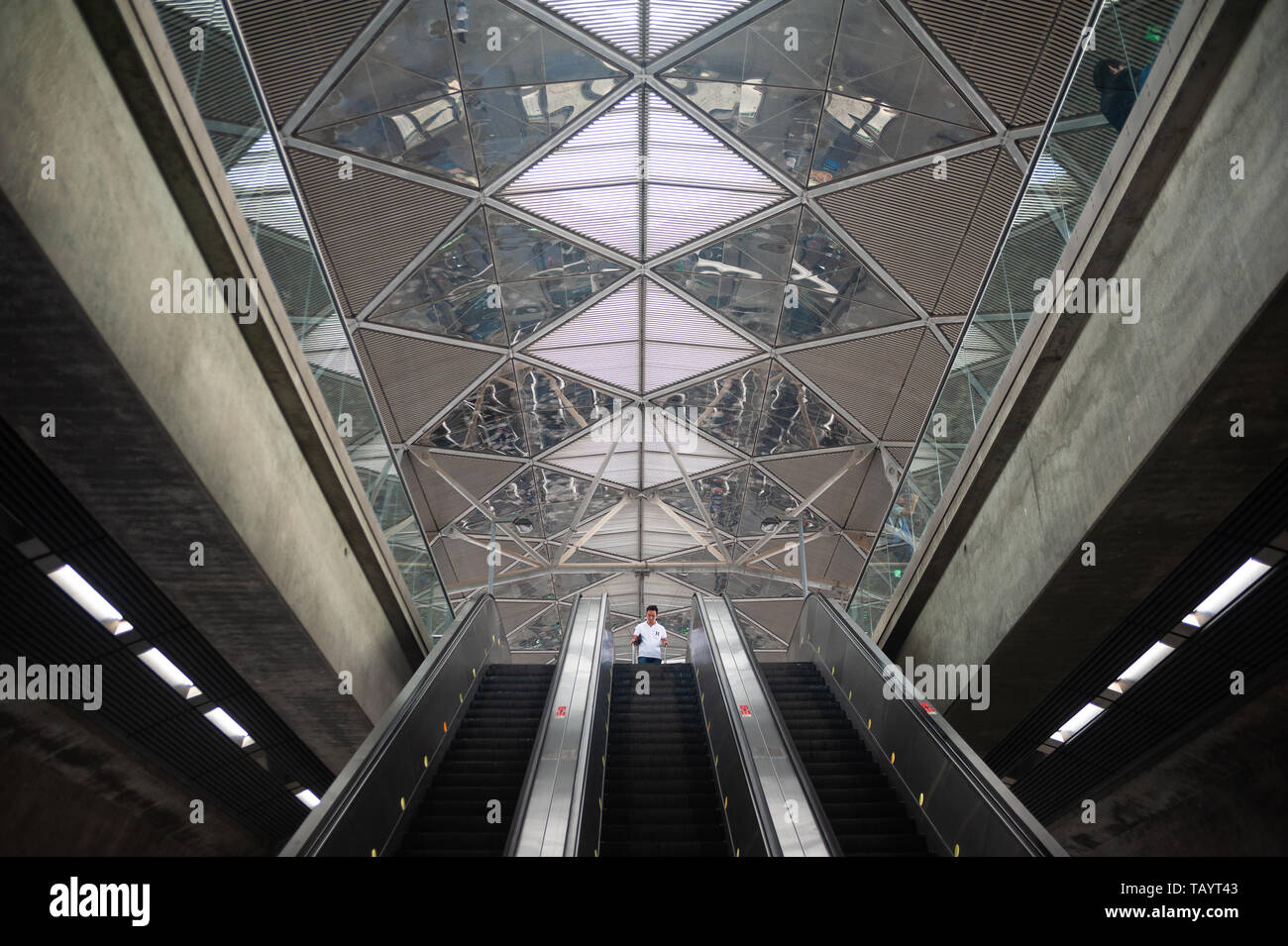 22.03.2019, Singapur, Singapur - Fahrtreppen und Innenansicht der Expo Stop des MRT Stadtbahn. Die Station wurde von der Britischen archi konzipiert Stockfoto