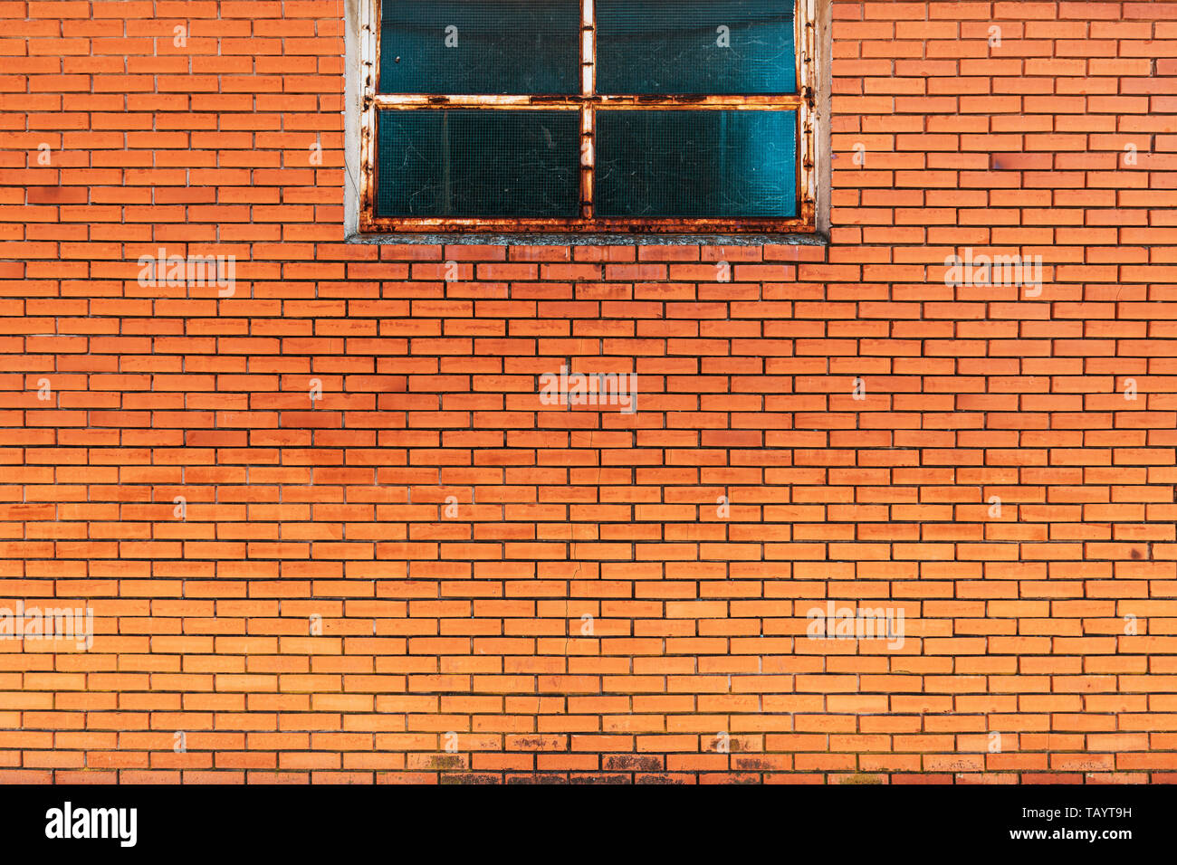 Alte Fenster und Wand der industriellen Gebäude, verwitterte städtischen Fassade Stockfoto