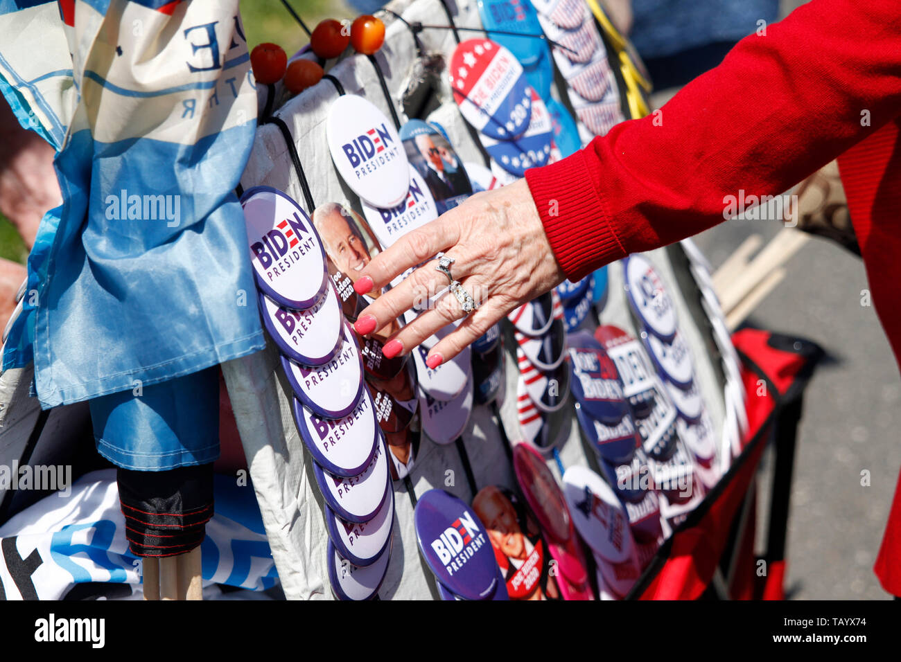 Philadelphia, PA, USA - 18. Mai 2019: Eine ältere obere Mittelklasse Frau wählt einen politischen Taste des ehemaligen Vizepräsidenten Joe Biden kick-o Stockfoto