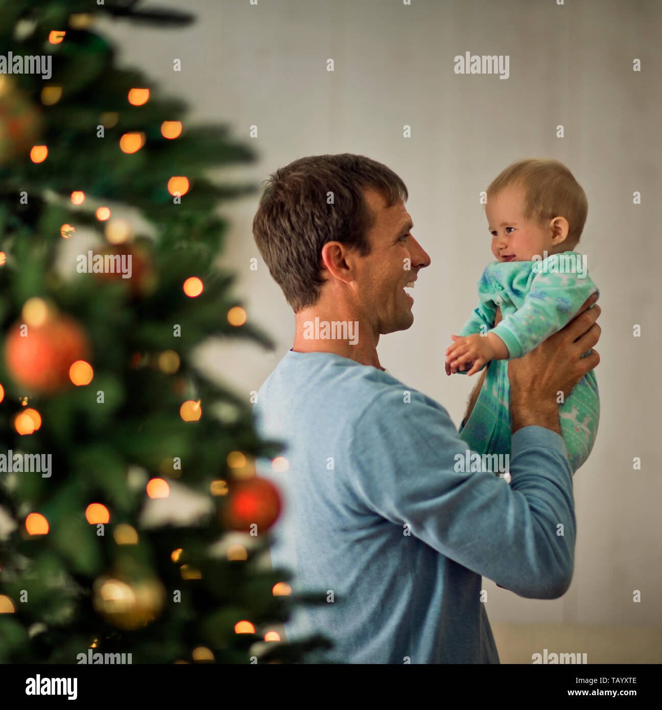 Vater, der seine Tochter zu Weihnachten. Stockfoto