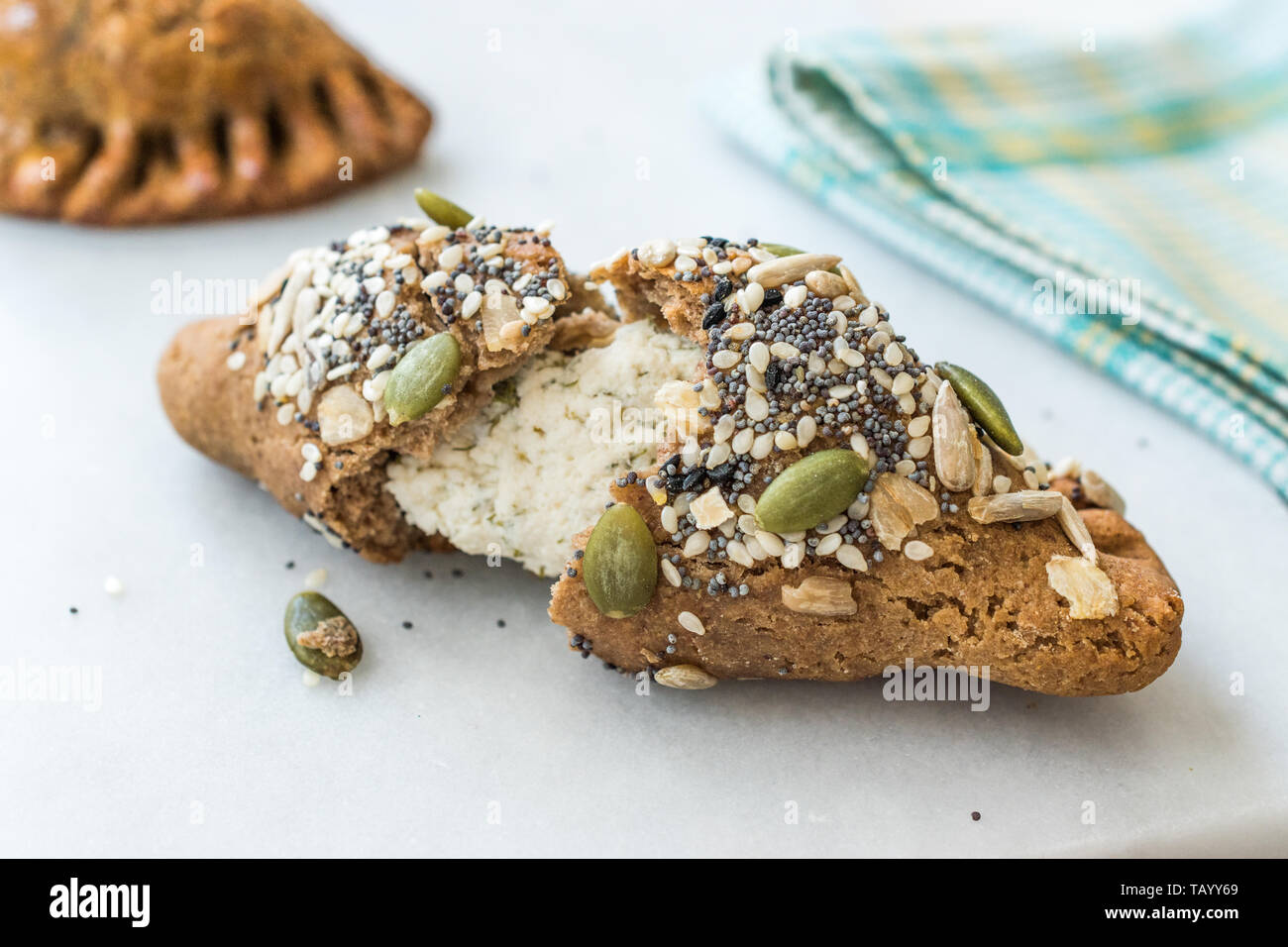 Selbstgemachte Salzige türkisches Gebäck mit Hüttenkäse und Kürbis Samen/gesalzen Pogaca. Organische traditionelles Essen. Stockfoto