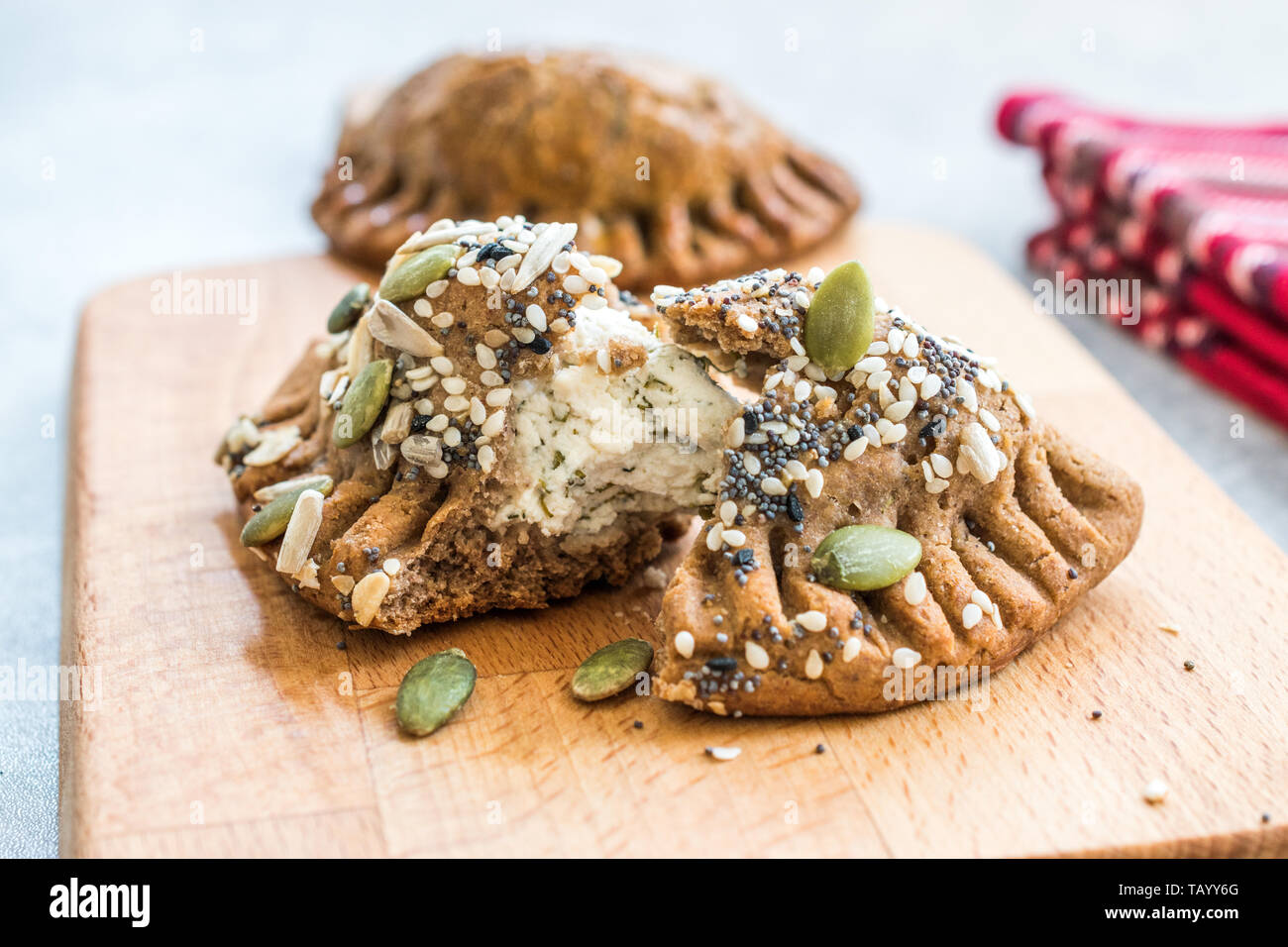 Selbstgemachte Salzige türkisches Gebäck mit Hüttenkäse und Kürbis Samen/gesalzen Pogaca. Organische traditionelles Essen. Stockfoto