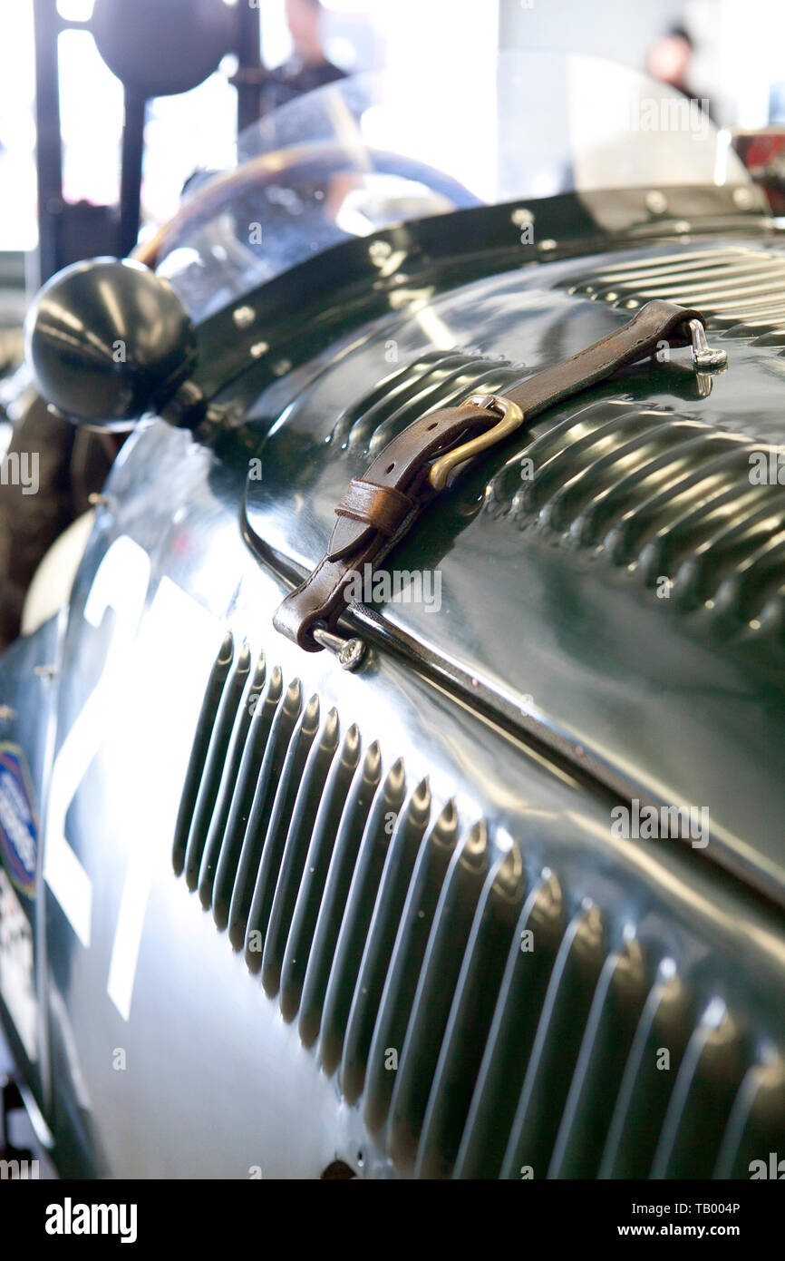 Alte, abgetragene Leder classic car Motorhaube Riemen Stockfoto