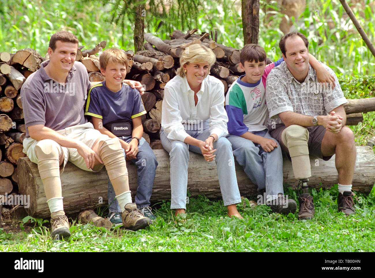 Lady Diana besuchen Sie zwei jungen Zarko Peric, 13 Jahre, Links, und Äpfelsäure Bradaric, 15 Jahre alt, rechts, beide Beine nach Verstärkung auf Landminen verloren hatte. Stockfoto