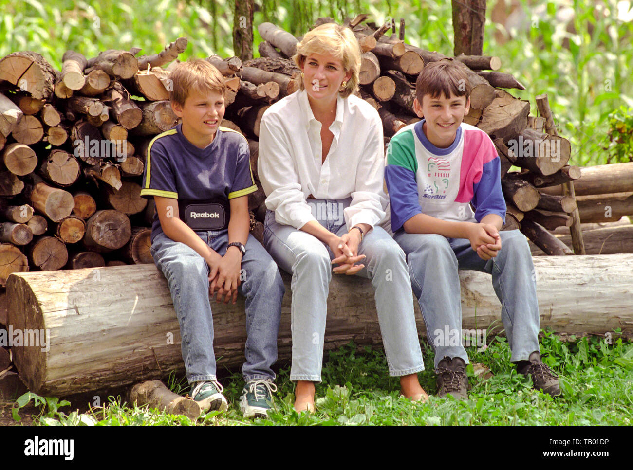 Lady Diana besuchen Sie zwei jungen Zarko Peric, 13 Jahre, Links, und Äpfelsäure Bradaric, 15 Jahre alt, rechts, beide Beine nach Verstärkung auf Landminen verloren hatte. Stockfoto