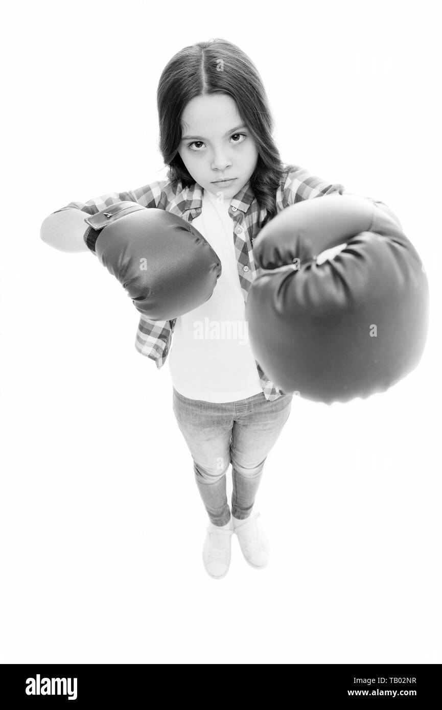 Kind Boxhandschuhe isoliert weiß. Kind Boxer verteidigen sich. Sportliche Aktivität. Boxing Praxis. Feministische Bewegung. Selbst verteidigen. Angriff und Fähigkeiten verteidigen. Sich selbst zu Verteidigen. Girl Power Konzept. Stockfoto