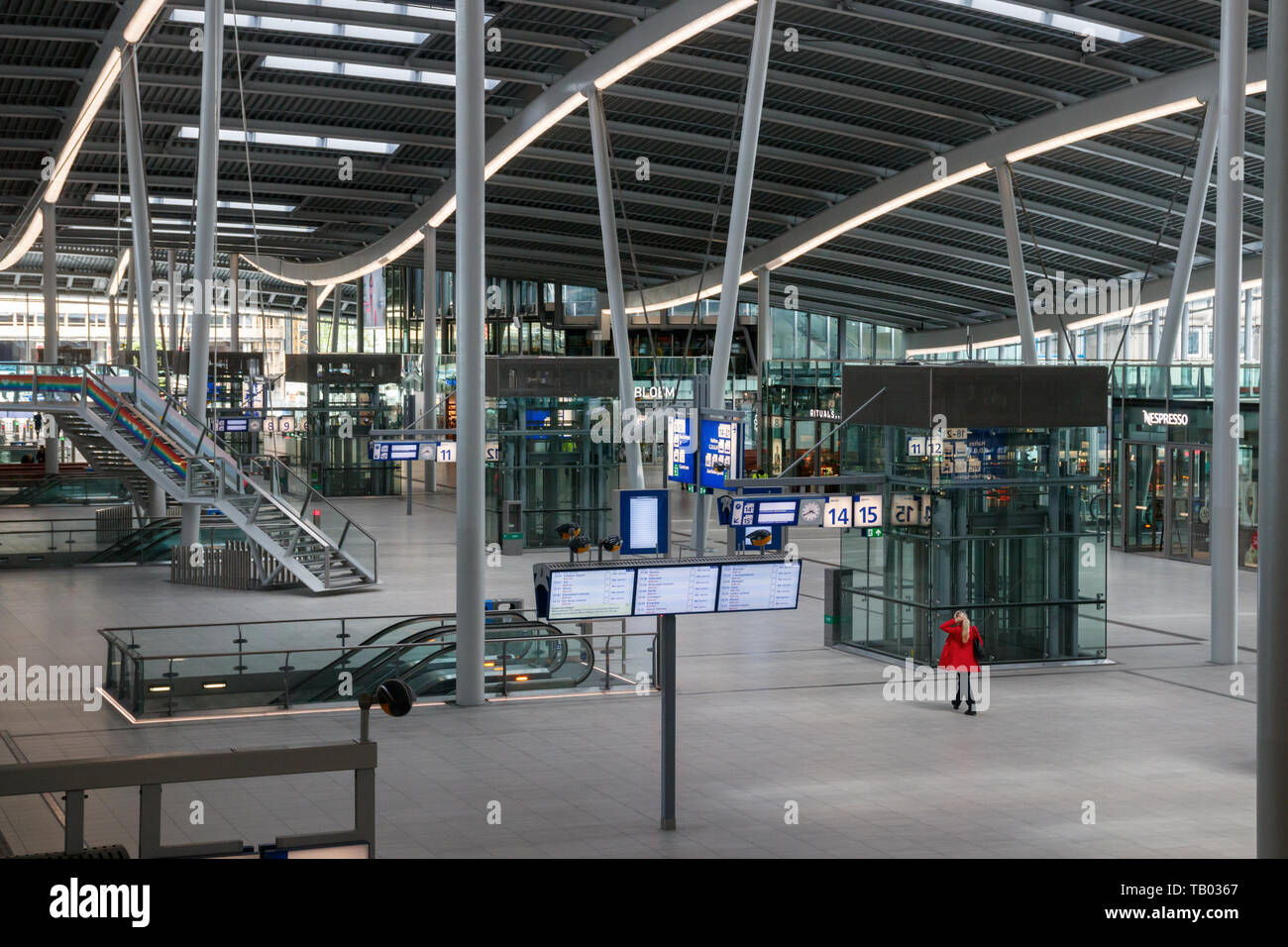 Hochperspektive einer trostlosen Utrechter Centraal-Bahnhofshalle. Wegen eines landesweiten Streiks im ÖPNV wird die Zugfahrt gestrichen. Niederlande. Stockfoto