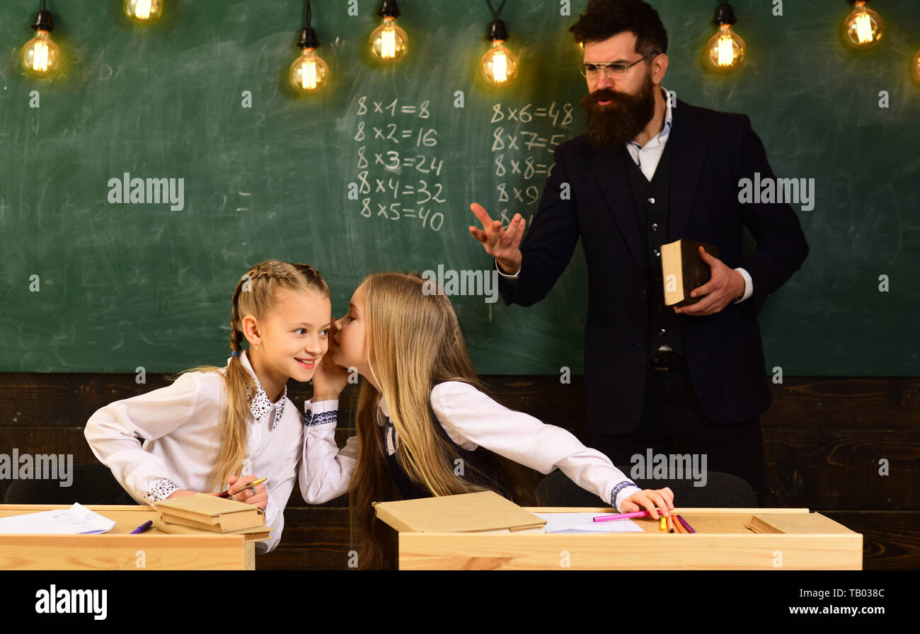 Abschließende Prüfung Test in der Studenten studieren für die Prüfung im Klassenzimmer. Individuelle Betreuung Sie müssen sich auf jeden Fall anpassen. Begabte Kind Stockfoto