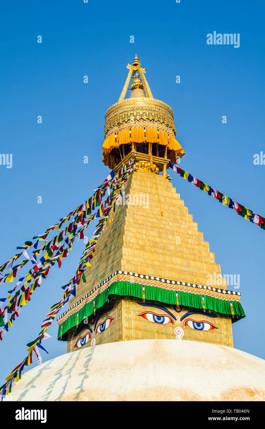 Die Kuppel und Gold spire von Bodhnath Stupa, Kathmandu, Nepal, mit buddhistischer Gebetsfahnen. Stockfoto