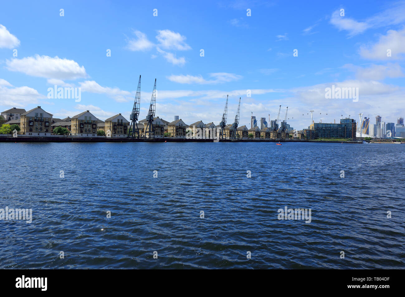 Ein Blick auf die Kräne stehen auf der Seite der Royal Docks Stockfoto