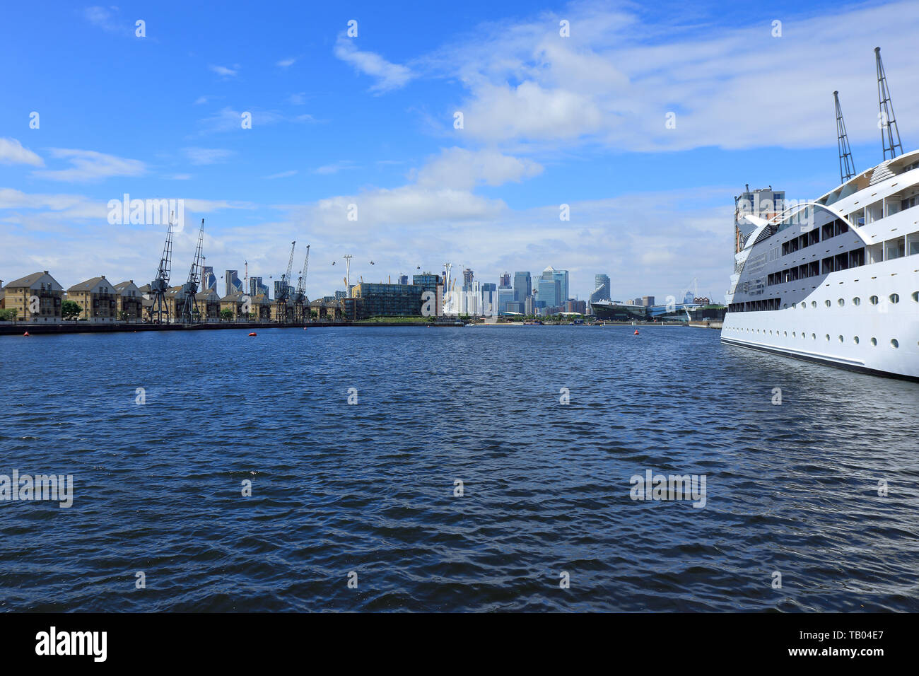 Eine Landschaft, die Szene von Canary Wharf und die Insel Hunde aus der Royal Docks Stockfoto