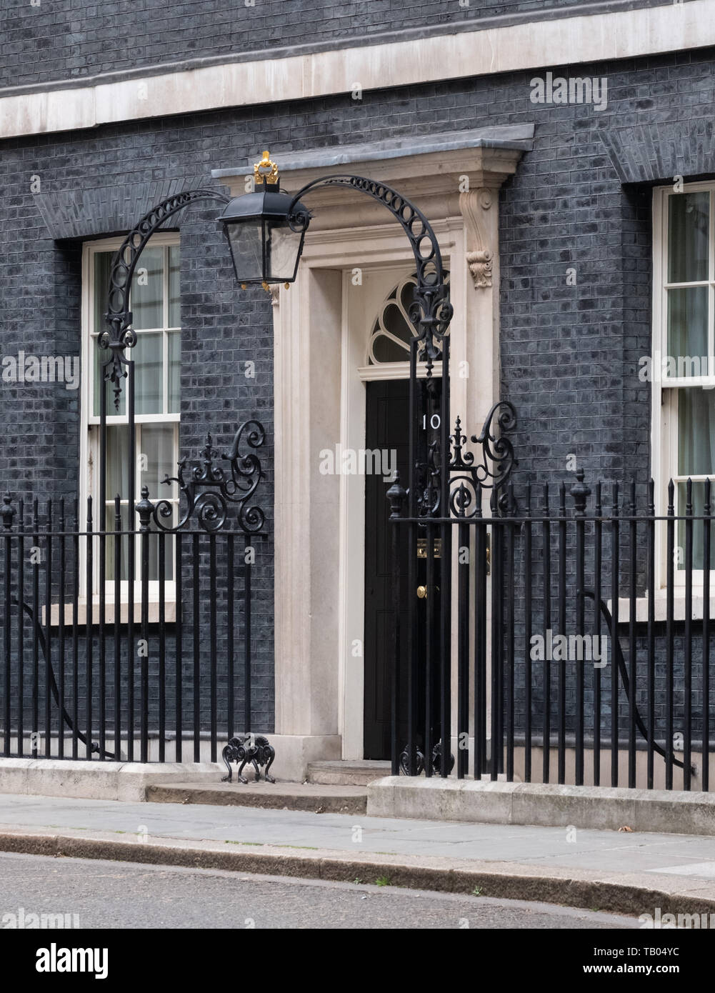 Die Außenseite des Downing Street 10, London, offizielle Residenz und das Büro des Premierministers des Vereinigten Königreichs. Die Adresse wird als Nummer 10 bekannt. Stockfoto