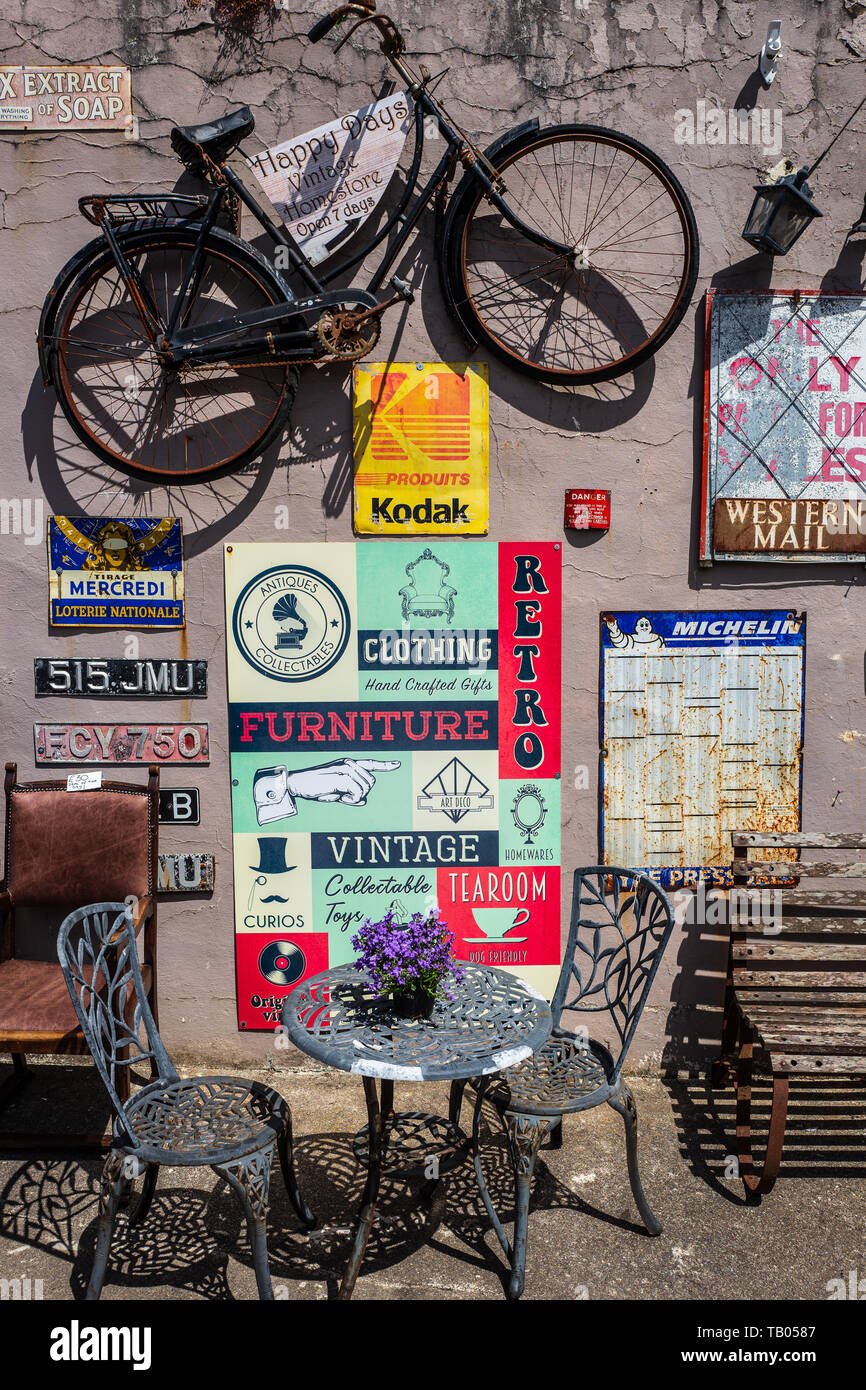 Vintage Emaille Schilder und Fahrrad Stockfoto