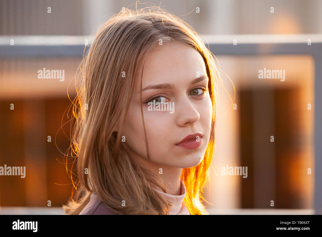 Hübsches blondes junges Mädchen, Nahaufnahme, Outdoor Portrait mit beleuchteten Sonnenlicht Stockfoto