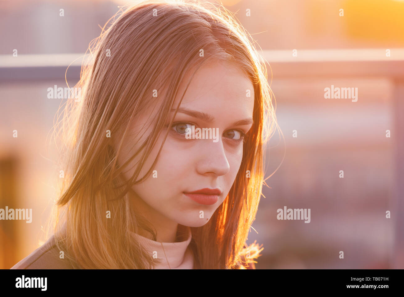 Ernsthaften europäischen Jugendmädchen, Outdoor Portrait mit beleuchteten Sonnenlicht Stockfoto
