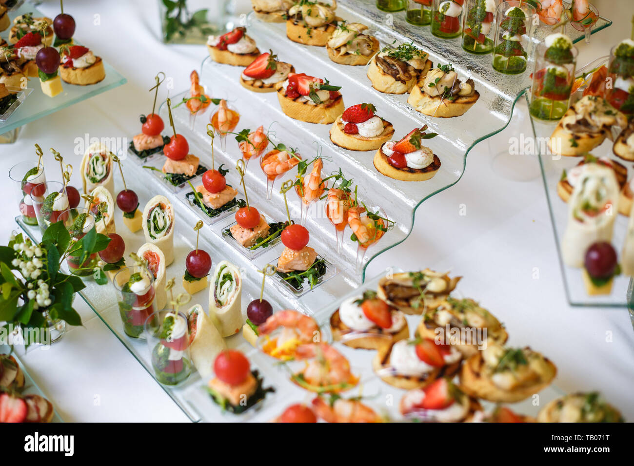 Catering. Off-site Essen. Buffet mit verschiedenen Häppchen, Sandwiches, Hamburger und Snacks. Stockfoto