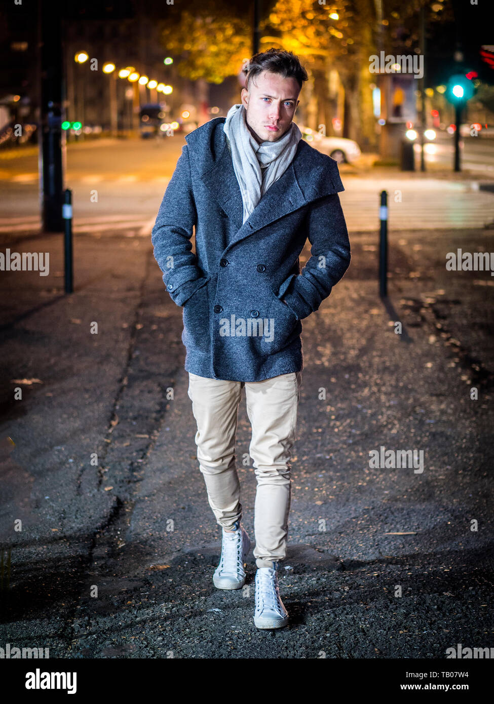 Schöne moderne, junge Mann, stehend auf einem Bürgersteig in der Nacht Stockfoto